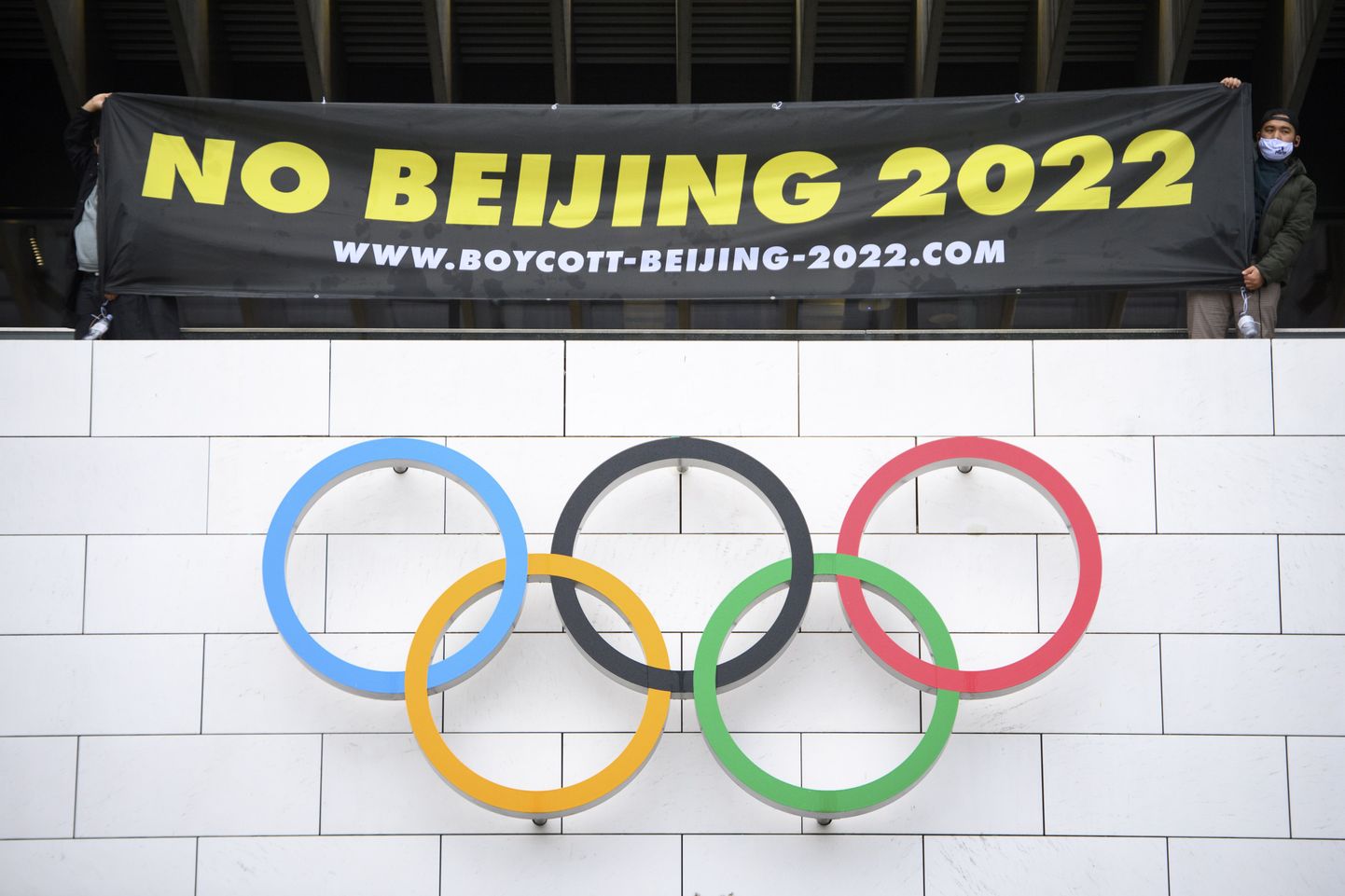 Meeleavaldajad protesteerimas Šveitsis Lausanne’is asuva Rahvusvahelise Olümpiakomitee muuseumi juures Pekingi olümpiamängude vastu.