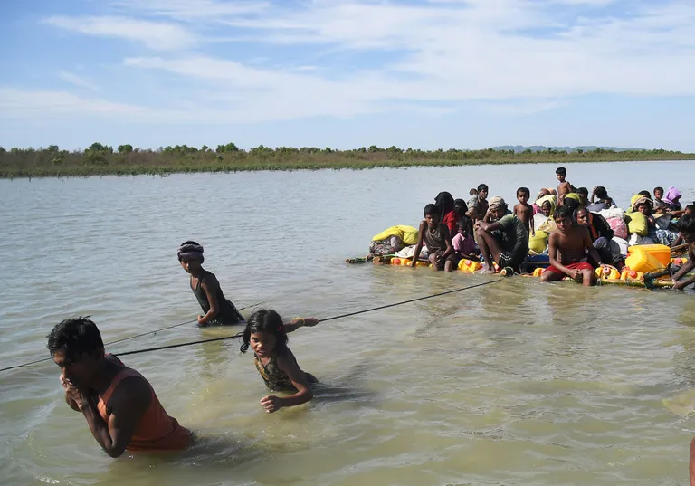 Rohingja moslemid jõge ületamas.