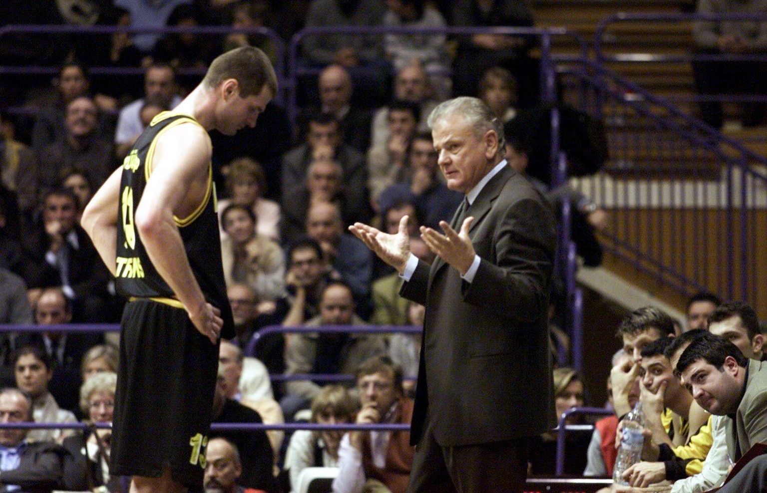 Fotomeenutus aastast 2000: Ateena AEK mängija Martin Müürsepp kuulab Dušan Ivkovići õpetussõnu.