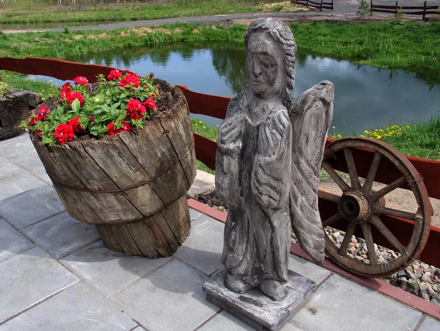 Puidust nikerdatud skulptuurid on Leedus populaarsed. Neid võib kohata igas maanurgas.