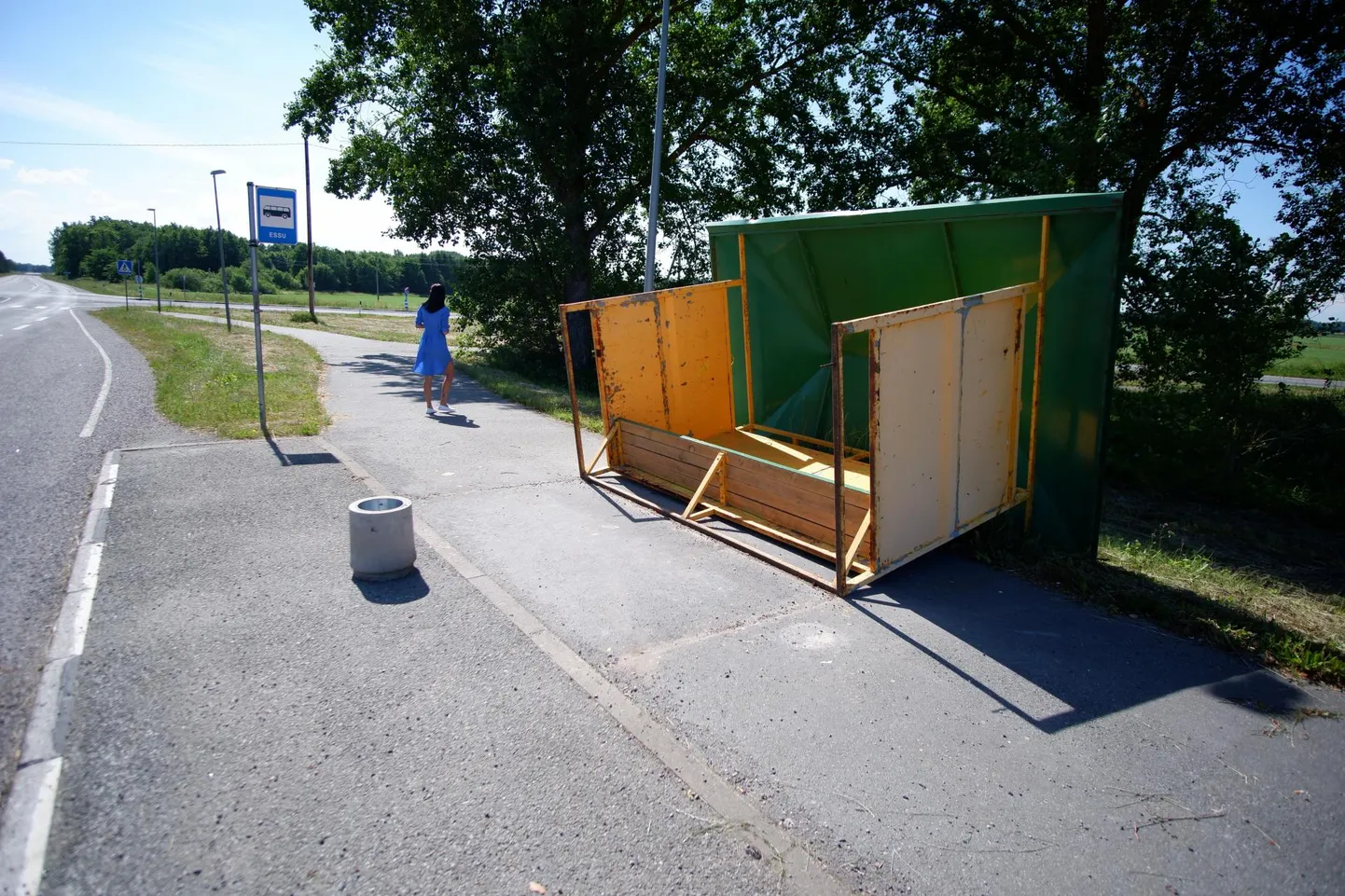 Essu bussipeatus on pühade ajal või pärast seda ümber kukkunud. Külarahvas ei tea, miks, millal ja kuidas see juhtus.