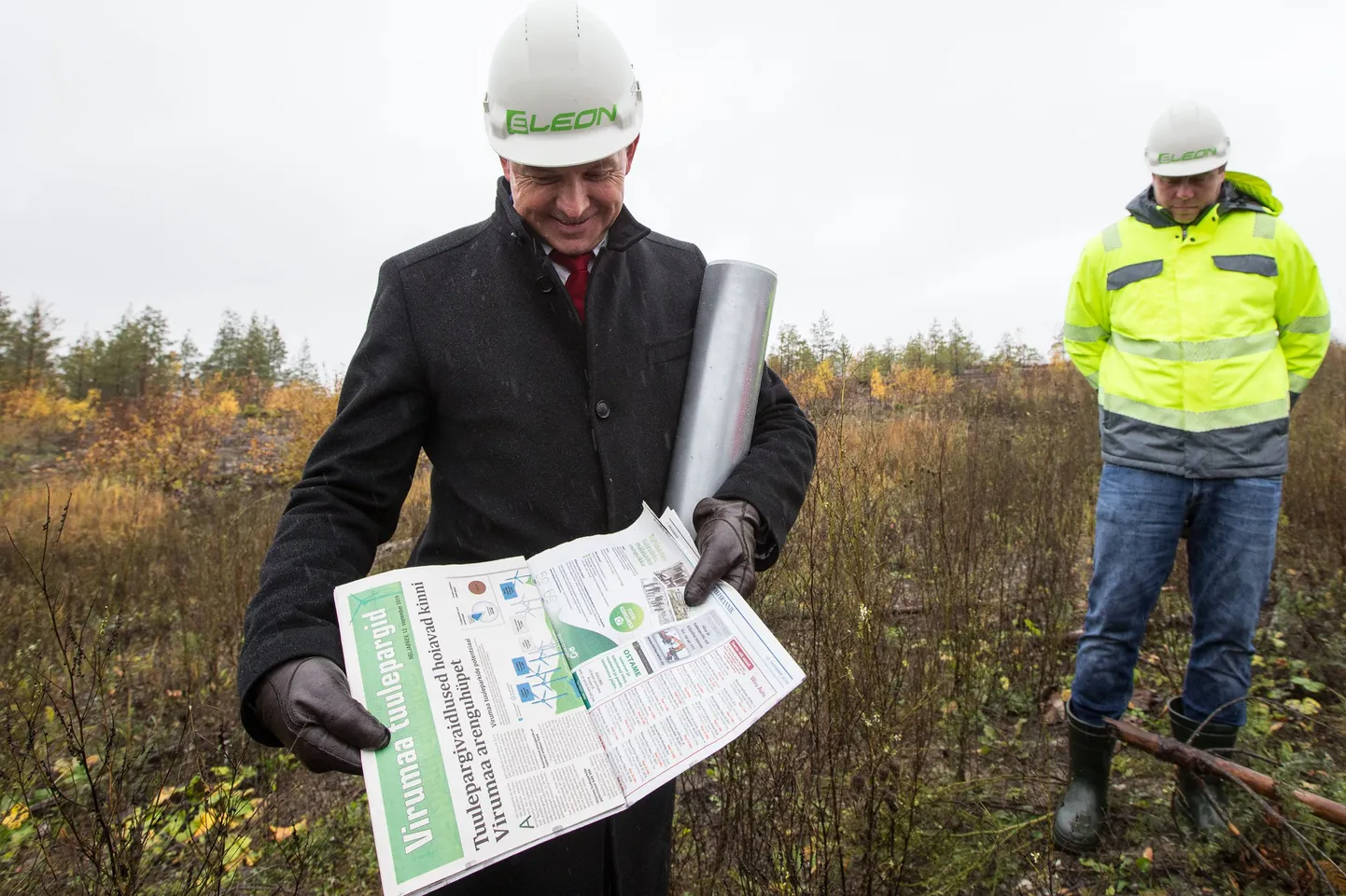 Руководитель развивающего Айдуский ветропарк ТОО "Eleon Green" Андрес Сынаялг положил в символическую металлическую трубу свежий номер газеты "Северное побережье", ее тематическое приложение, посвященное ветропаркам, визитную карточку и пятиевровую купюру.