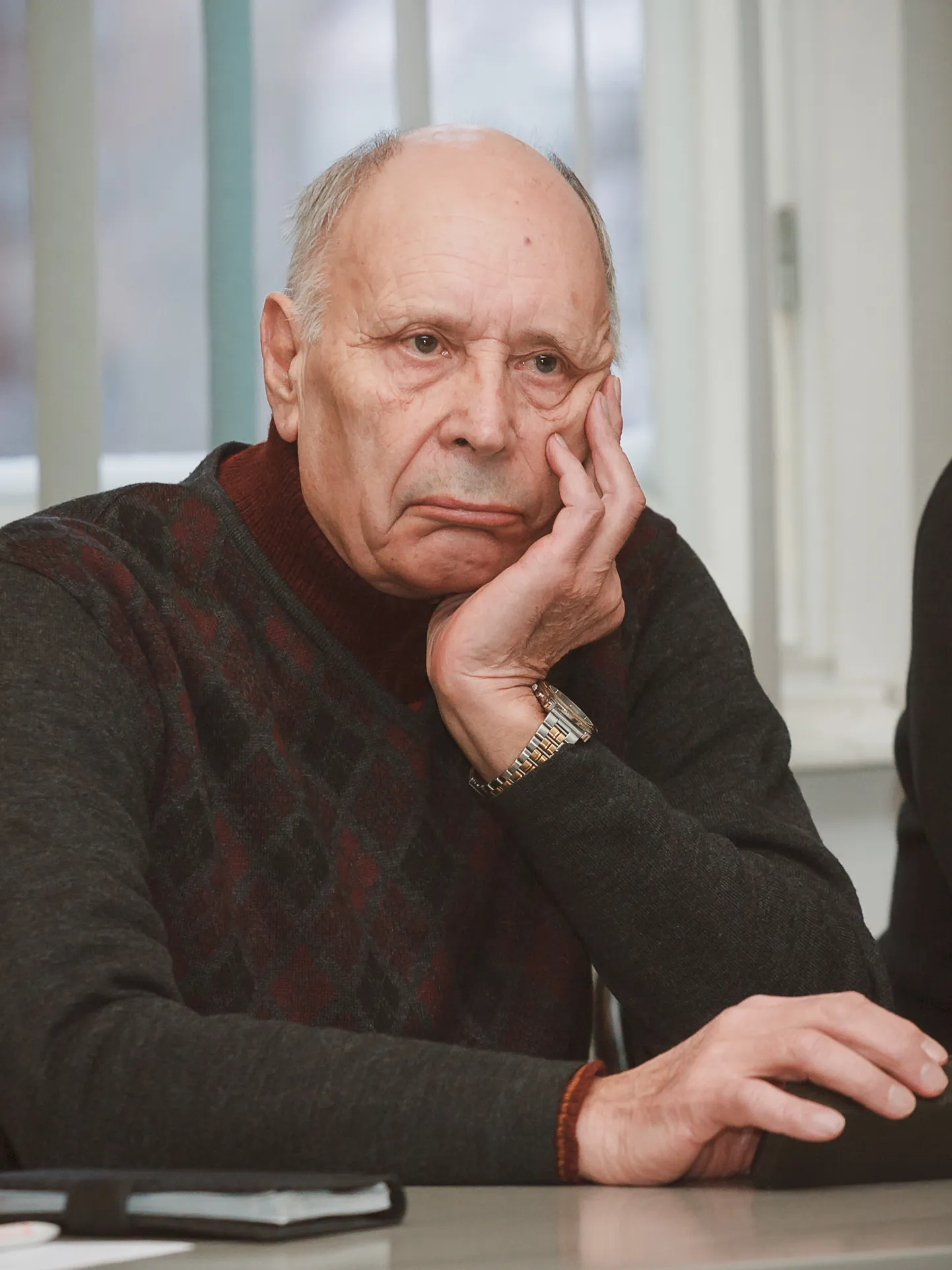 "No kui tühistati, siis tühistati," sõnas omaaegne Narva linna täitevkomitee esimees Valeri Tšetvergov näilise ükskõiksusega 600eurose toetuse kaotamise kohta.