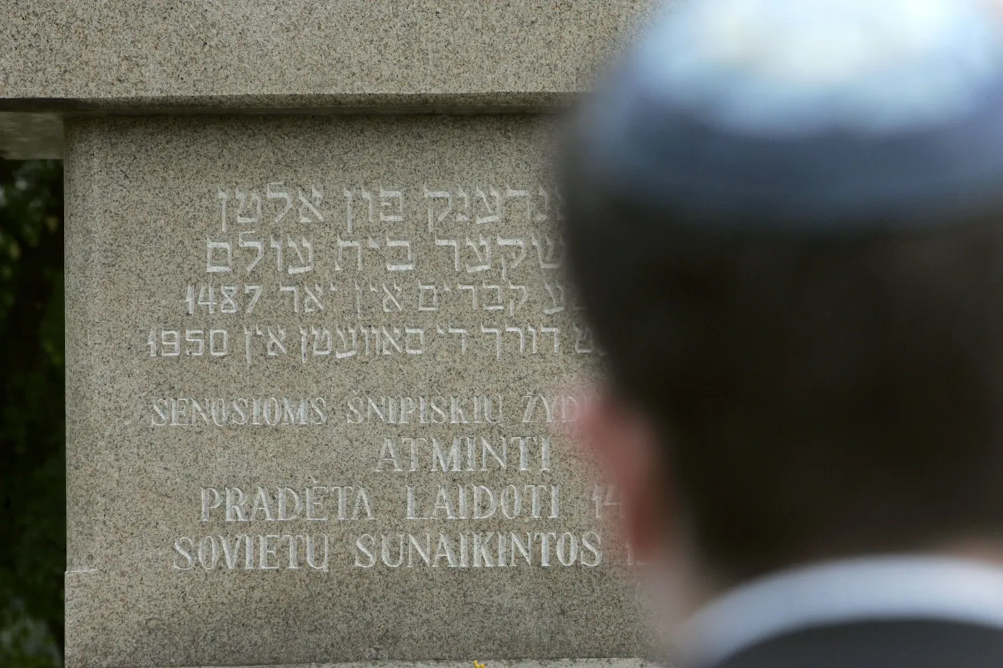 Juudi kogukonna liige Vilniuses asuva juudi õpetlase Vilna Gaoni mälestustahvli juures.