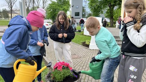 Kohtla-Järve loomemaja lapsed tegid linna juubeliks 80 kaarti ja istutasid 80 lille