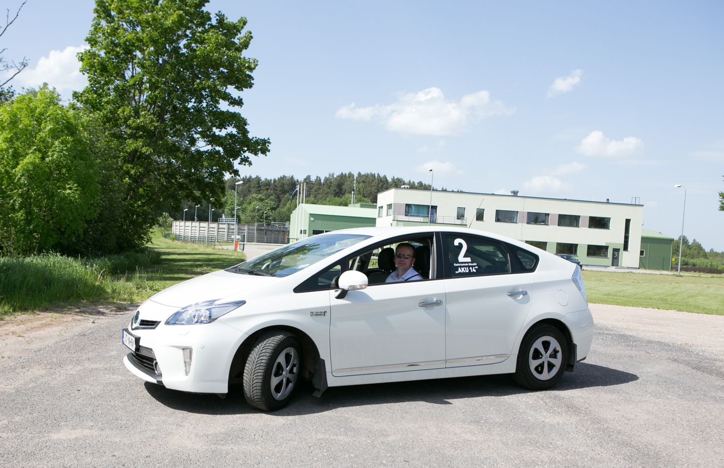 Elektriauto Toyota Viljandi linnas. Pilt on illustratiivne.