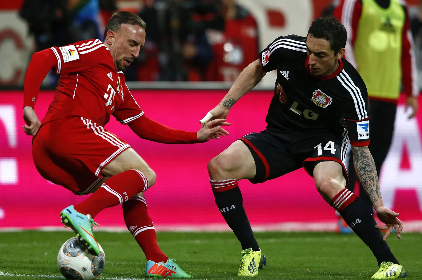 Bayern mängumees Franck Ribery (vasakul) kohtumises Leverkuseniga