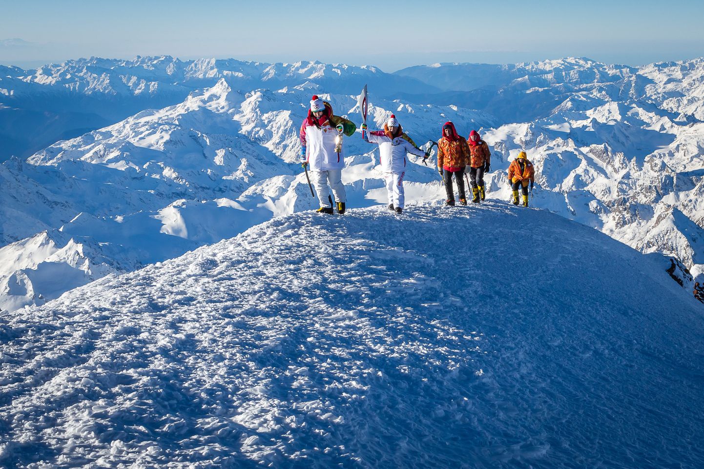 Olümpiatuli 5642 meetri kõrguse Elbruse otsas