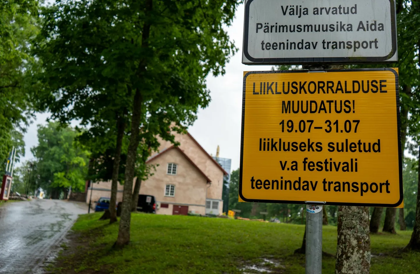 Pärimusmuusika aida juurde viival teel oli juba nädala hakul teade, et liikluskorraldus muutub seal enam kui kümneks päevaks.