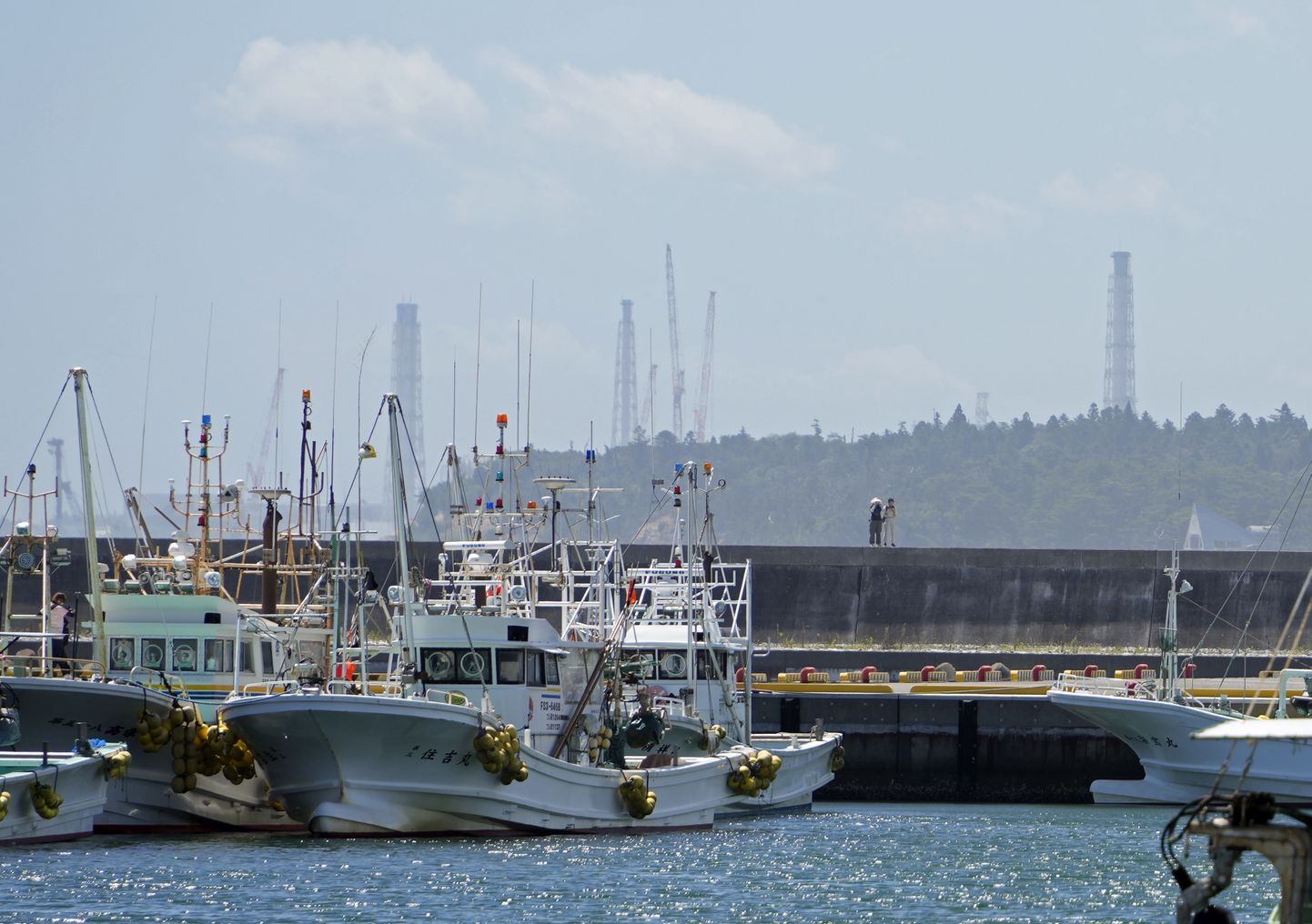 Kalastajate paadid Ukedo kalasadamas, Fukushima tuumajaama lähistel 24. augusti hommikul, mõned tunnid enne sealt vee ookeanisse pumpama hakkamist.