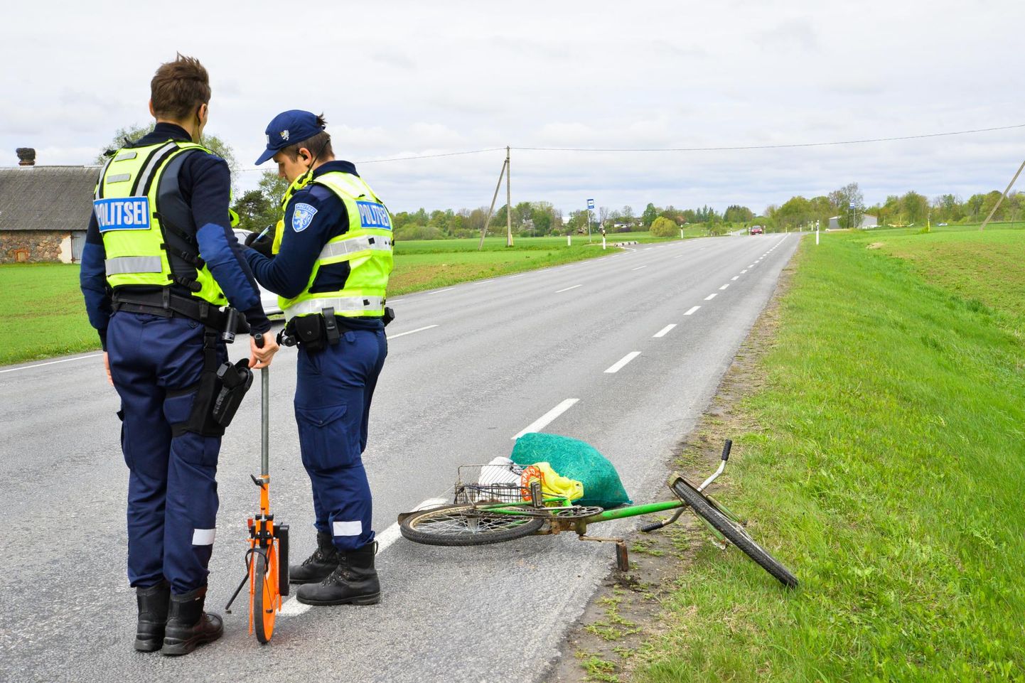 Selles õnnetuses kaldus jalgrattur teeservast sõiduteele ja põrkas vastu mööda sõitnud sõidukit. Kaotajaks jäi rattur.