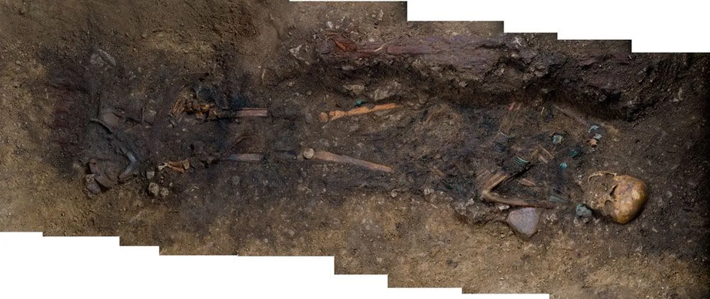 Kukrusel maetud naine oli hauas rikkalike panustega, mis tulid koos skeletiga Tartusse nii, nagu pildil näha.