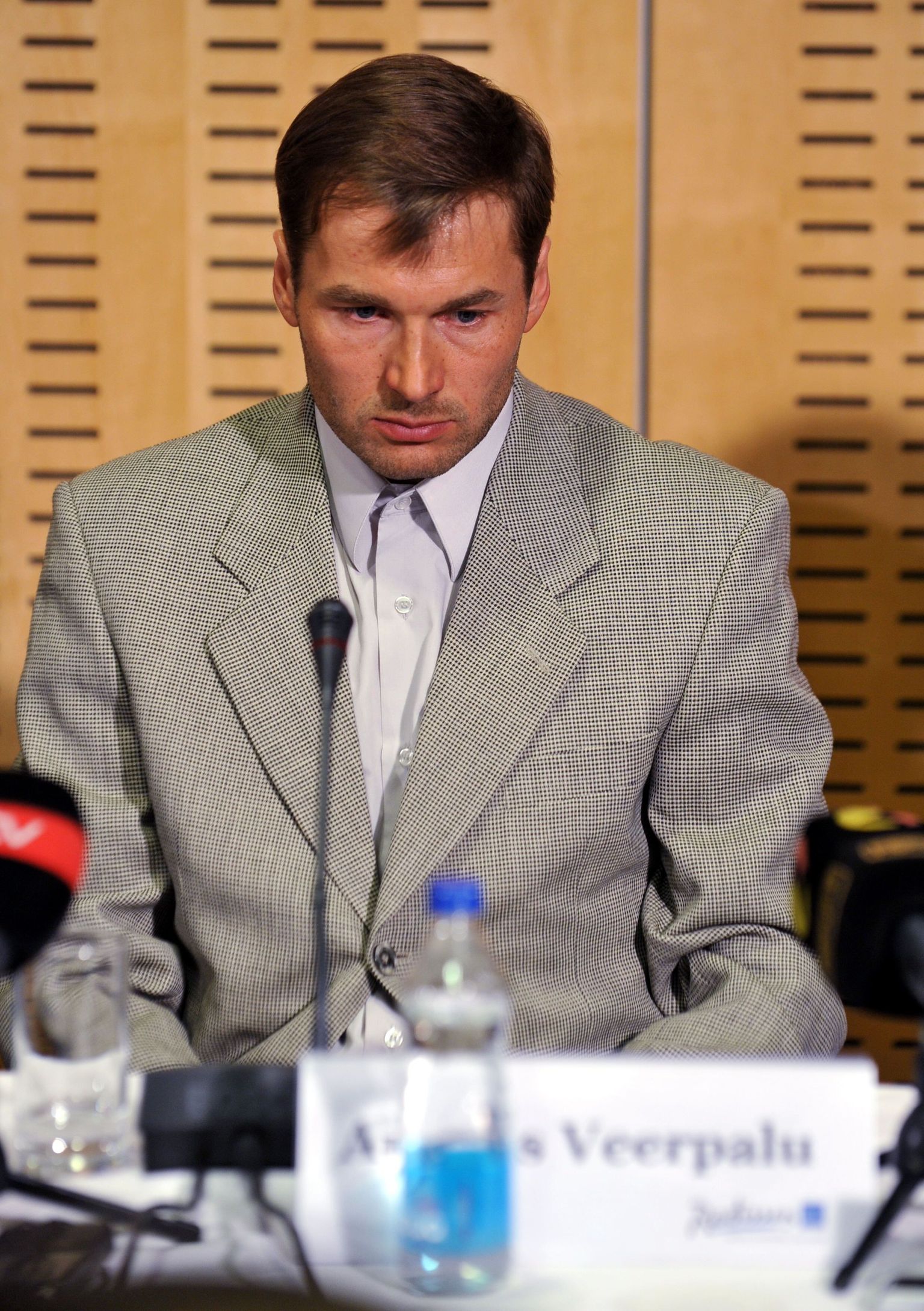 Andrus Veerpalu 2011. aastal pressikonverentsil, kus ta teatas, et tema dopinguproov oli positiivne.
