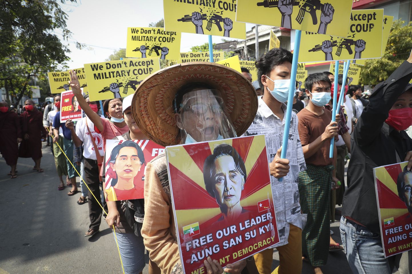 Meeleavaldajad kandmas Myanmari kukukatud tsiviiljuhi Aung San Suu Kyi fotoga plakateid.