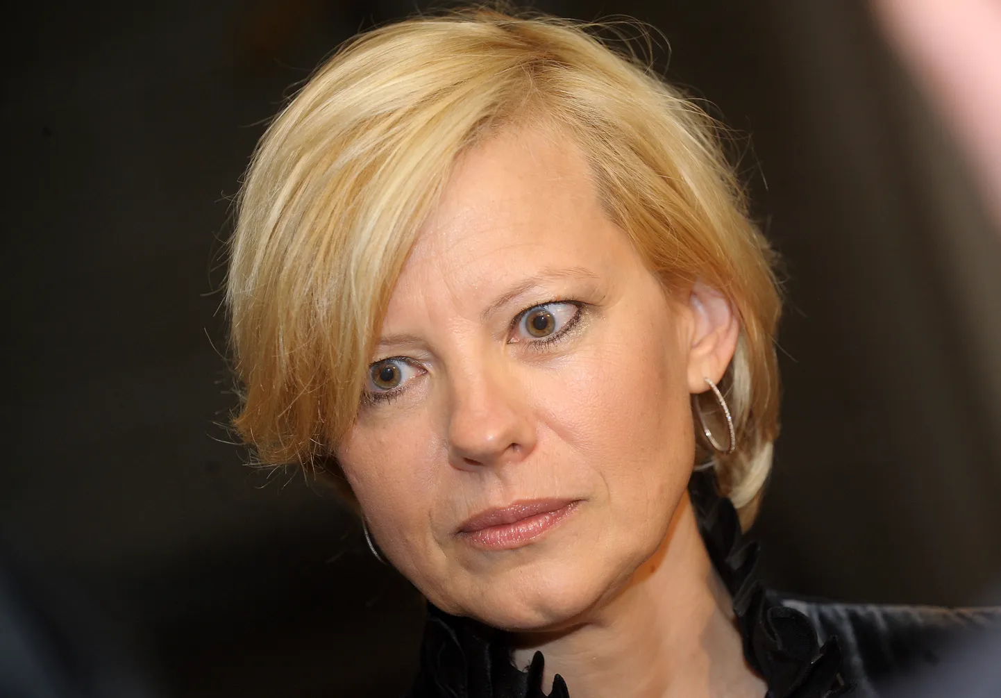 Latvijas vēstniece Krievijā Astra Kurme atbild uz žurnālistu jautājumiem pēc akreditācijas vizītes pie Valsts prezidenta Melngalvju namā.