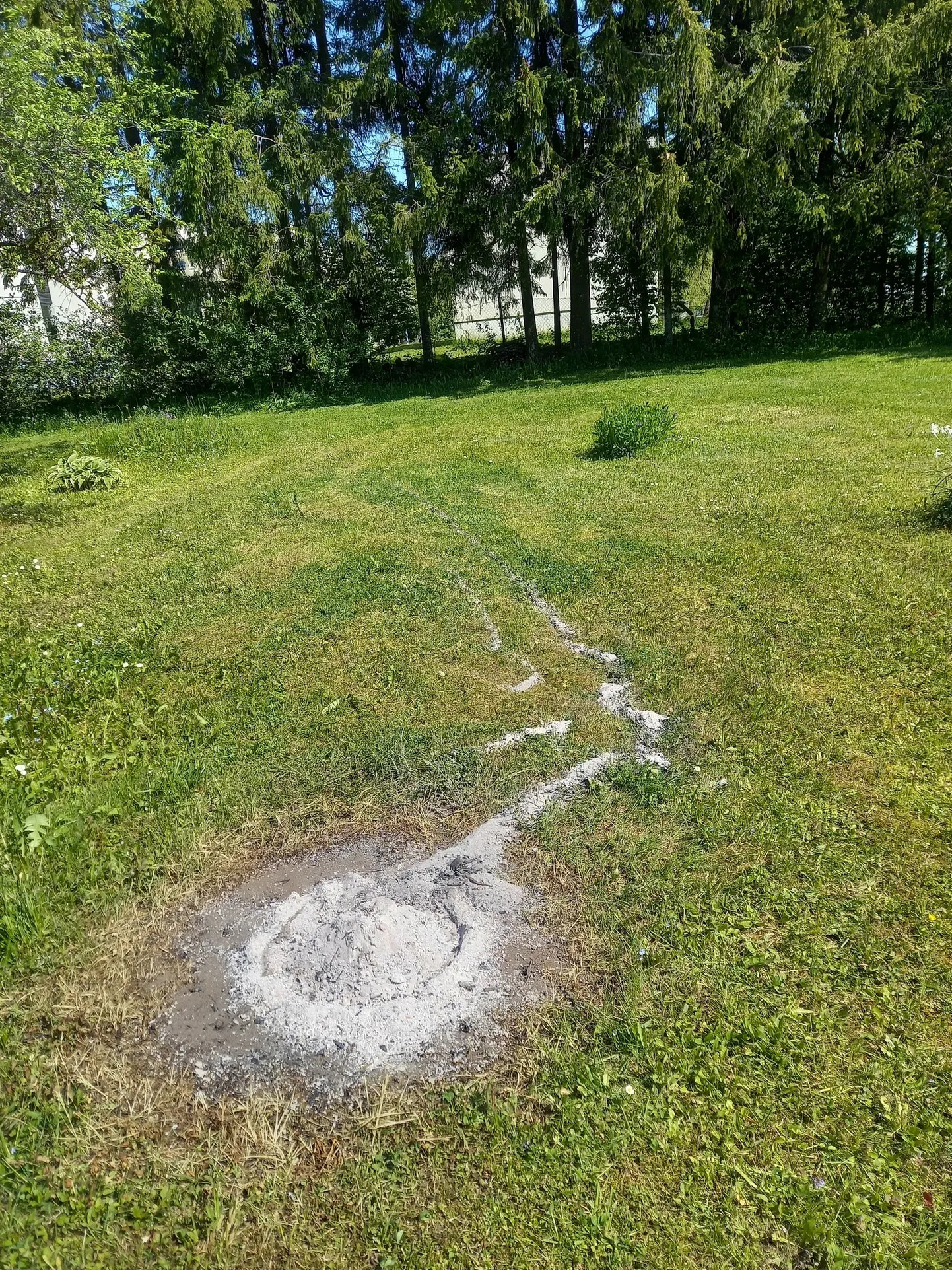 Lõkkeasemena kasutatud velg on endast maha jätnud vaid tuharea.