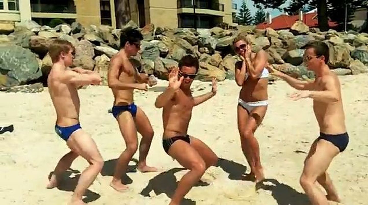 Briti vettehüppaja Tom Daley (keskel) võttis treeningulaagris koos võistkonnakaaslastega natukeseks aja maha, et filmida lustakas video täna Tallinnas esineva USA bändi LMFAO megahitile «Sexy And I Know It».