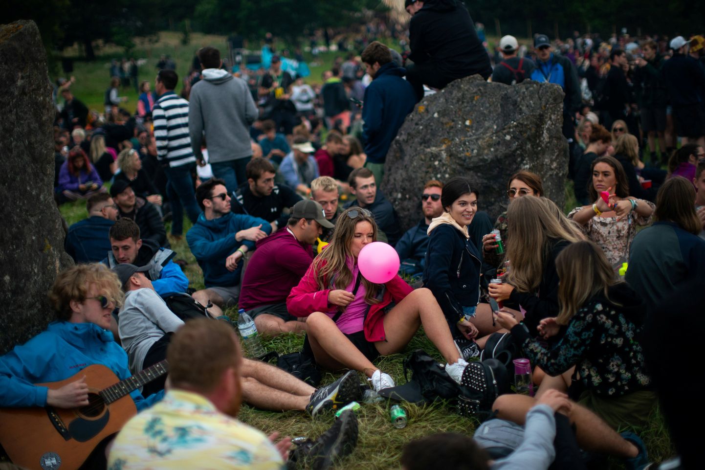 Inimesed hingavad sisse naerugaasi Glastonbury festivalil Inglismaal.