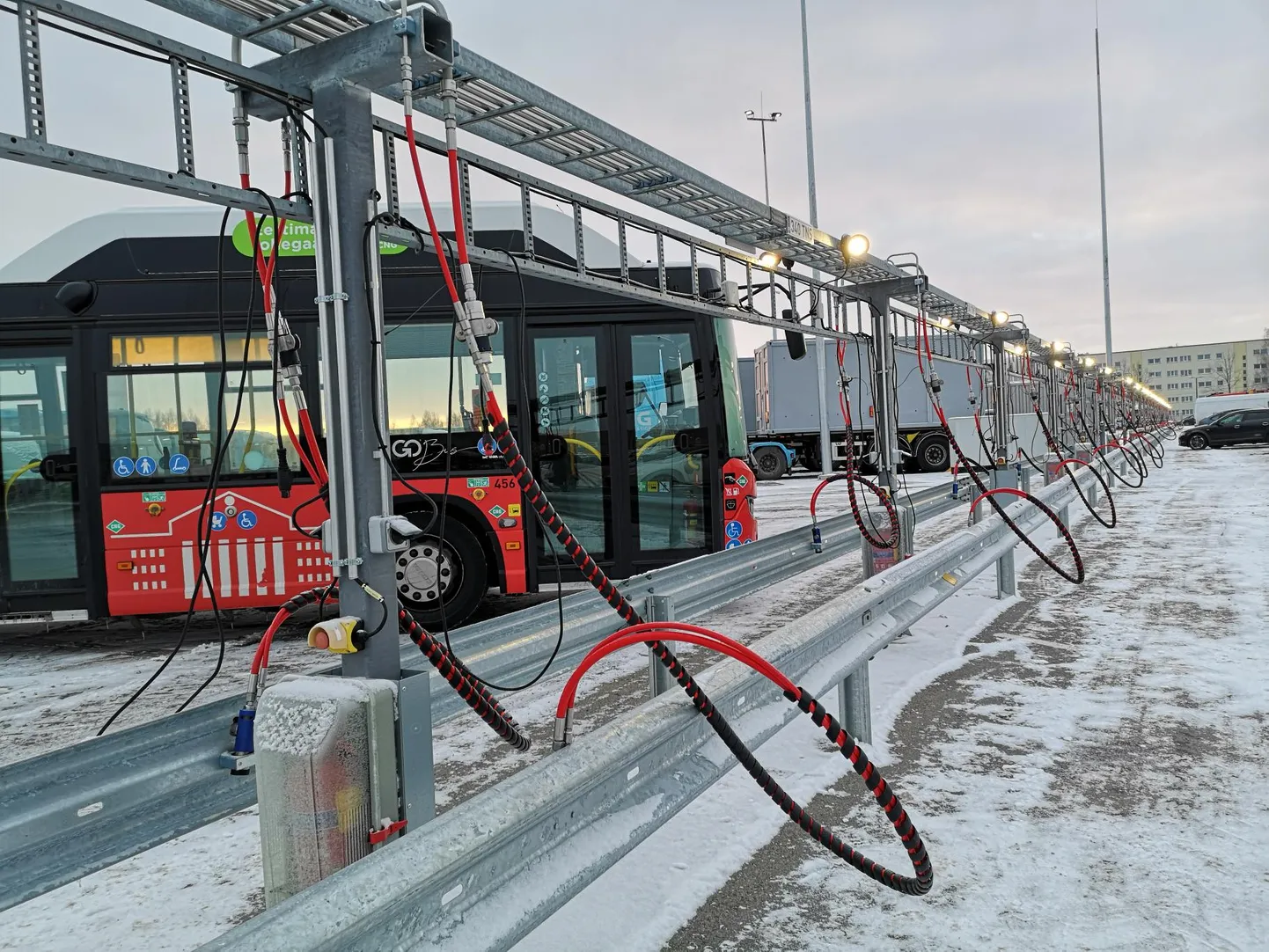 Tartu linnaliinibussid sõidavad juba rohegaasi jõul, millest süsinikuheidet maha ei jää.