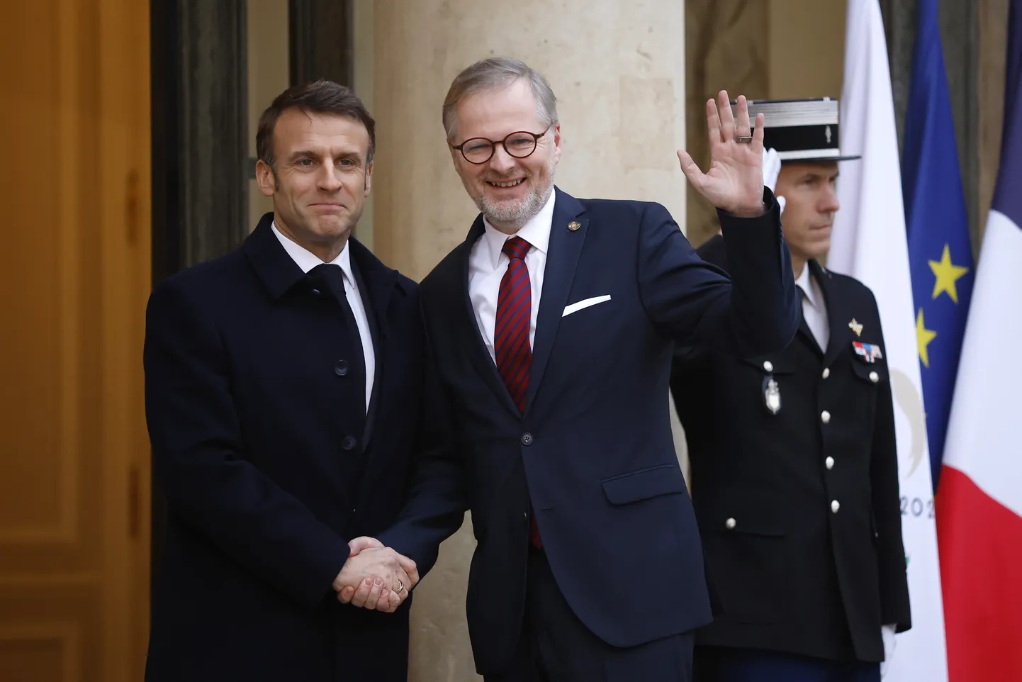 Francijas prezidents Emanuels Makrons un Čehijas premjerministrs Petrs Fiala.