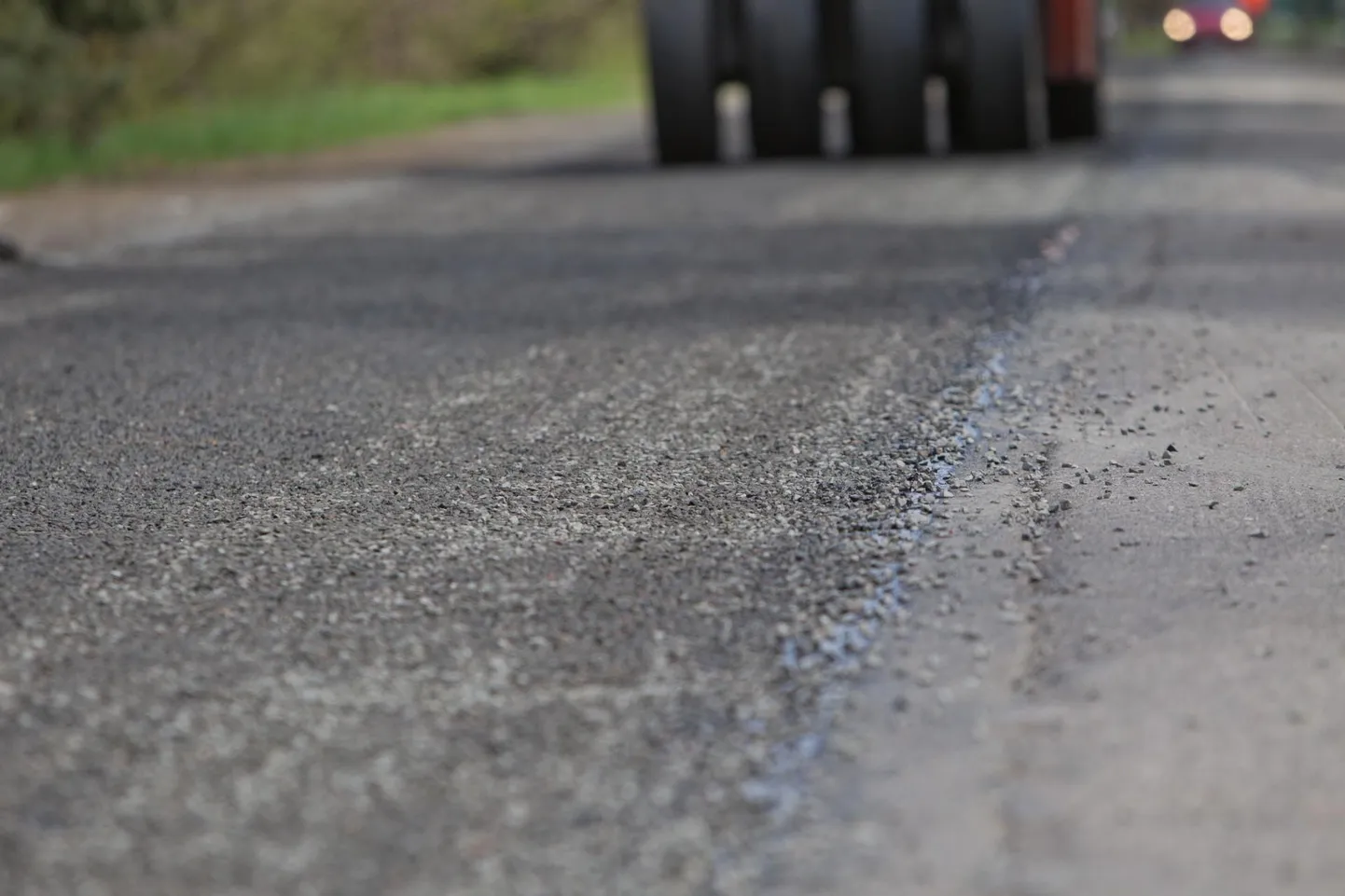 Pärnu–Rakvere–Sõmeru maanteel ehk riigi tähtsuselt viiendal liiklussoonel jäi 12 kilomeetri pikkune lõik lappimise ja pindamise järel künklikuks. Foto on illustreeriv.