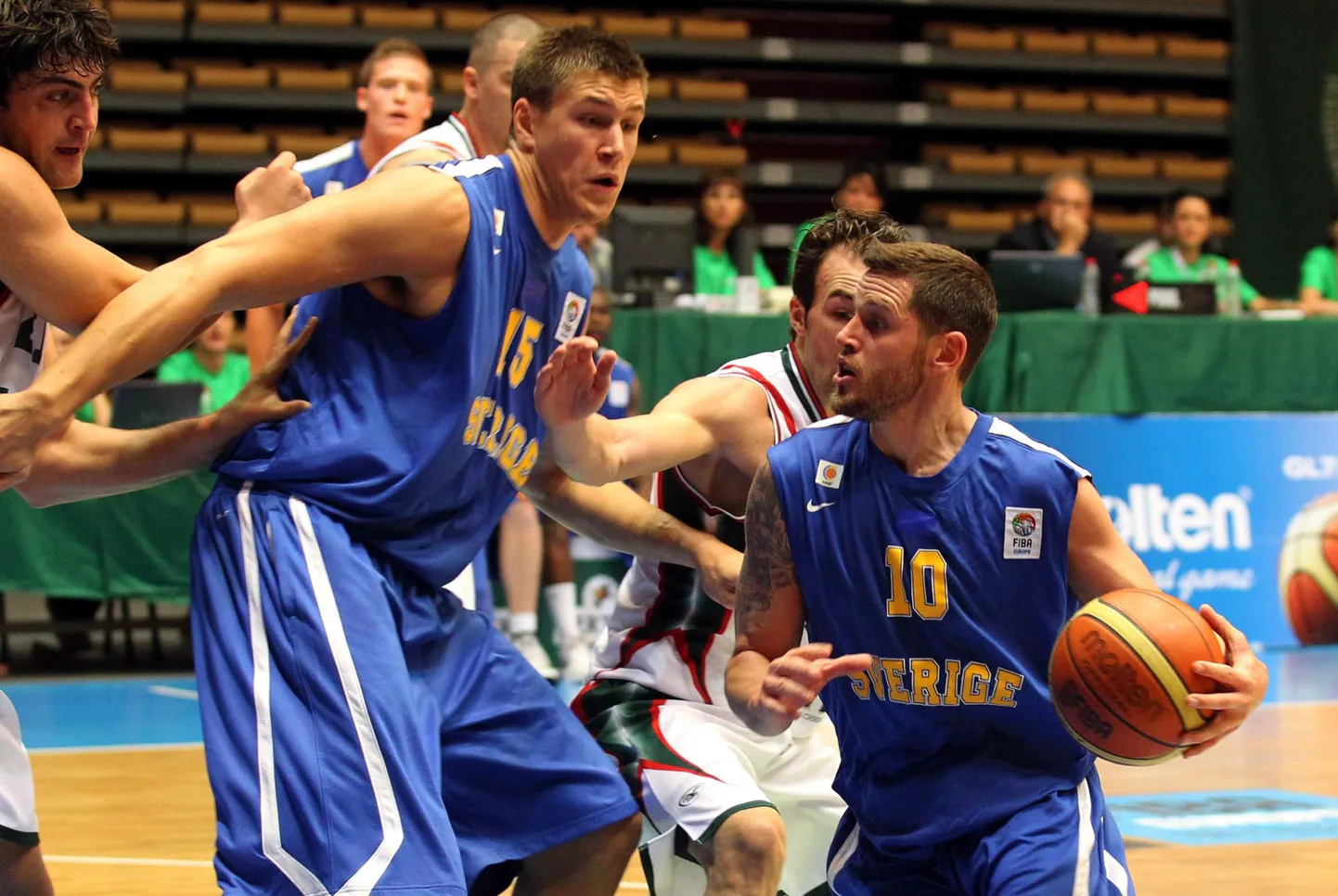 Carl Engström (nr. 15) Rootsi koondise särgis.