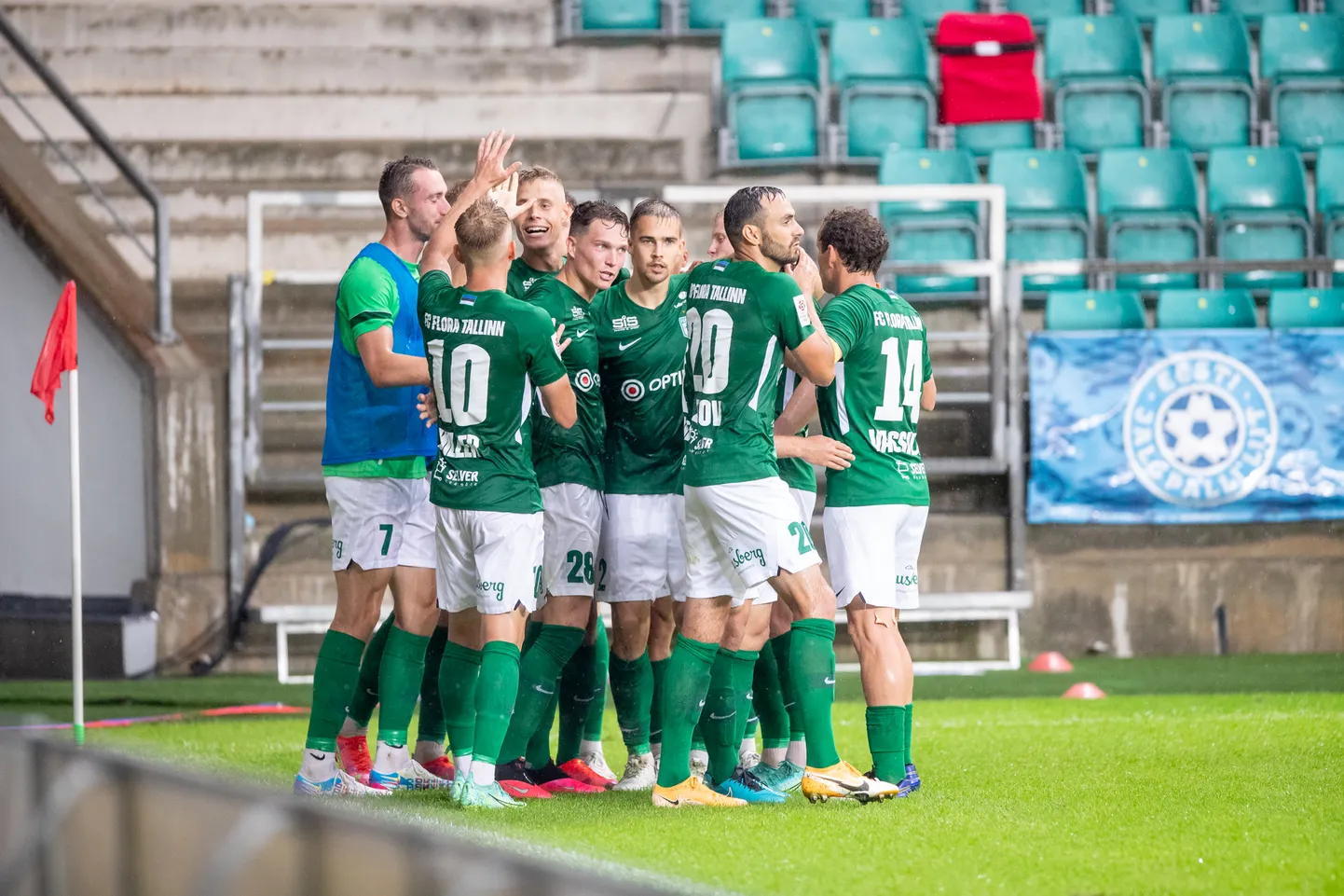 Flora mehed väravat tähistamas. Pilt on tehtud juulikuisel euromängul Hiberniansi vastu.