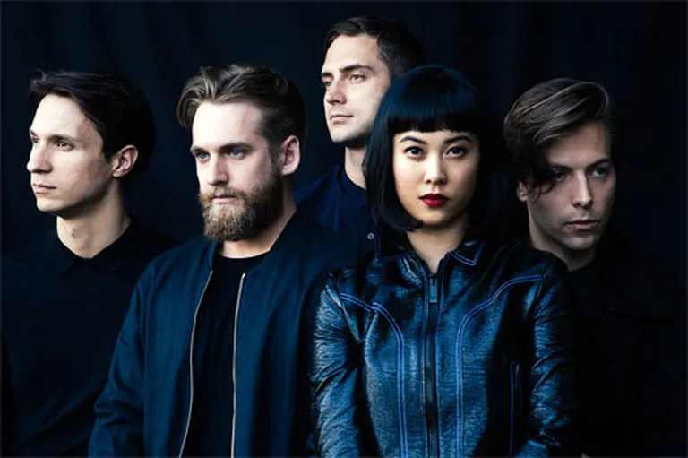 «The Naked and Famous»