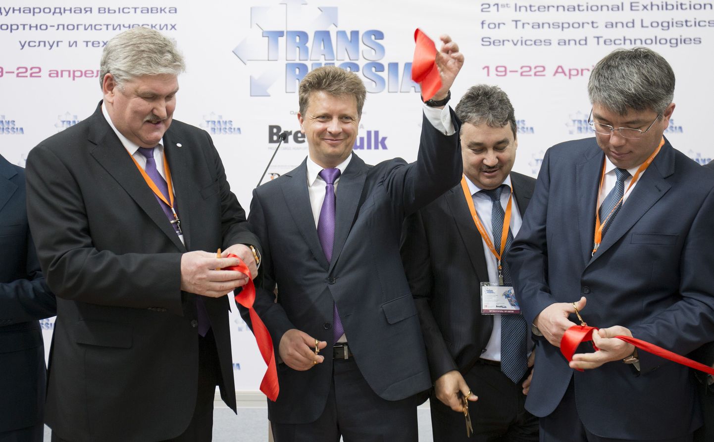 Vene transpordiminister Maksim Sokolov (keskel) teisipäeval messi avamisel.