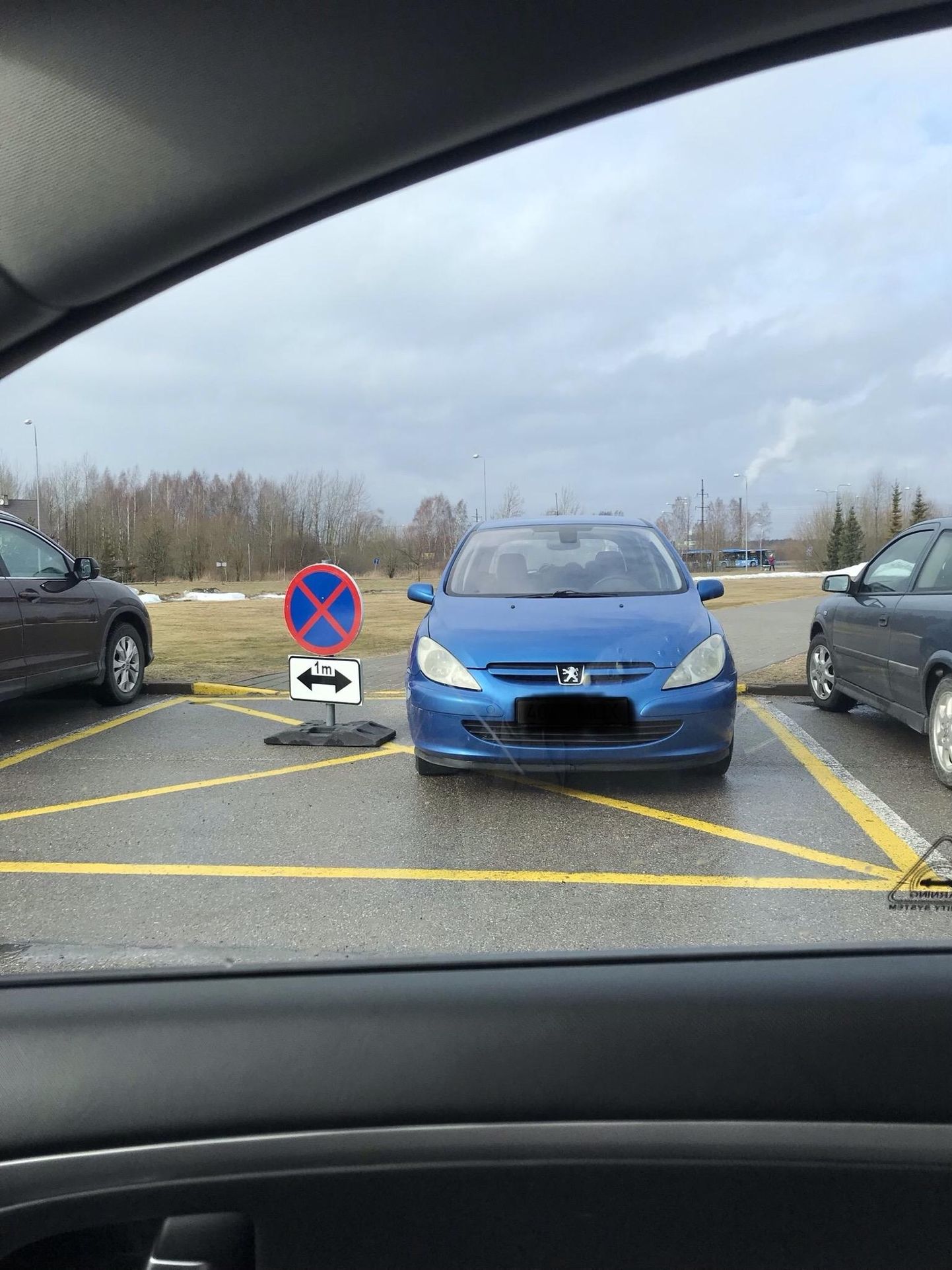 «Вот так вынуждены люди парковать свой автомобиль»
