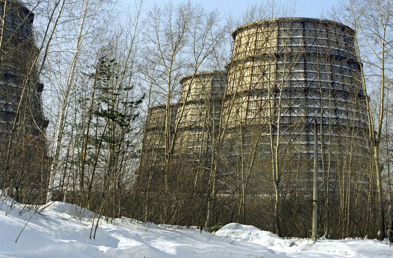 Keemiakombinaadi jahutustornid kinniseks kuulutatud Severski linnas Tomski lähedal / Scanpix