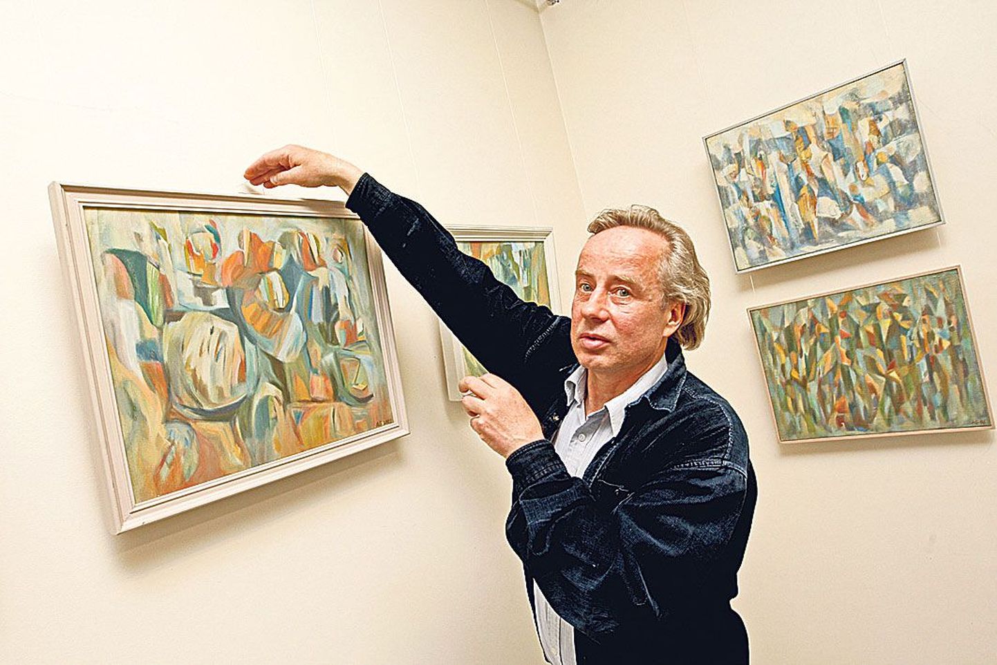 Vabakutseline kunstnik Allan Gulli (48) sättis näitusel üht oma maali paika.