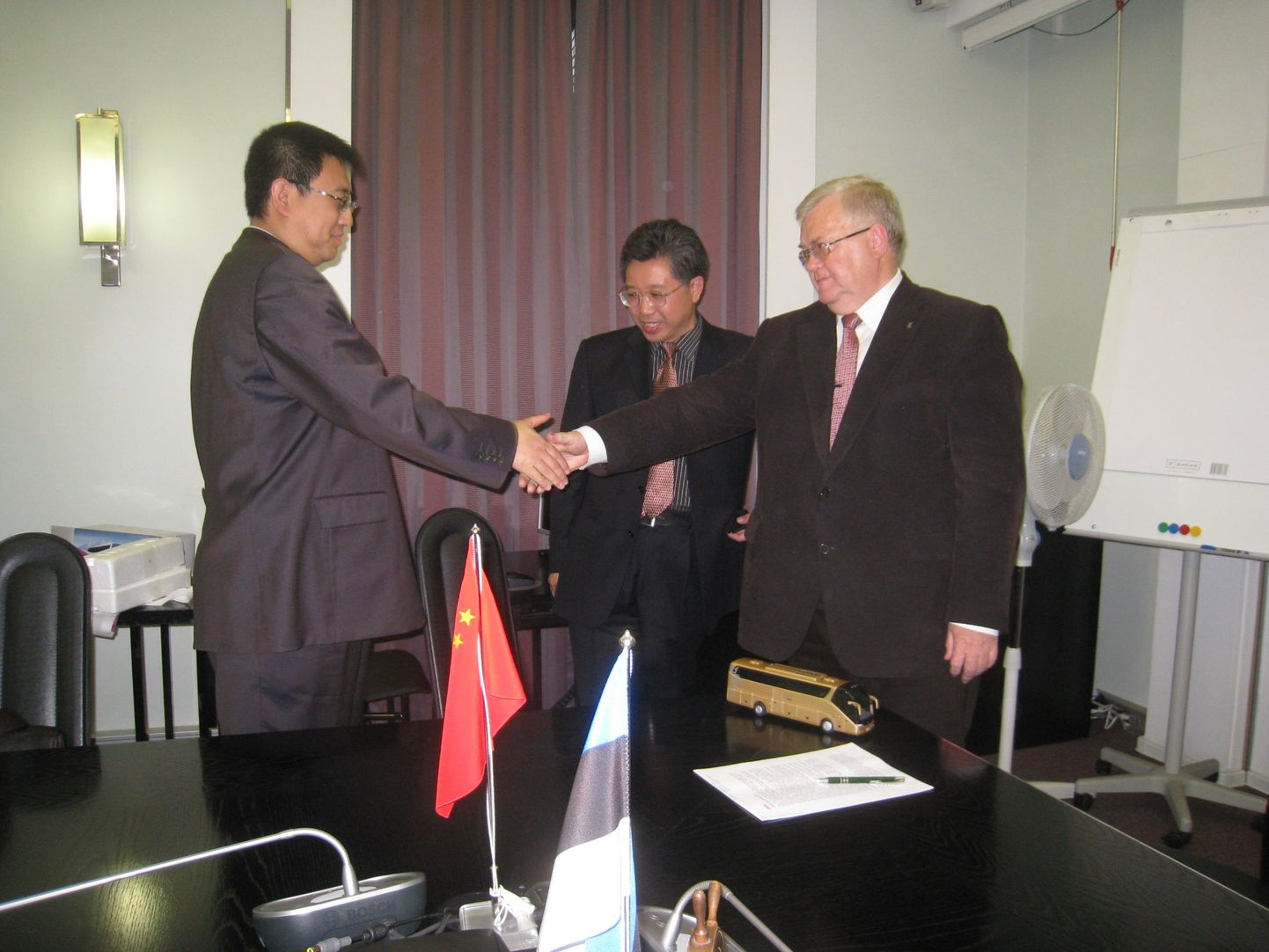 Слева направо: Рэн Фэй, Фэн Цзечун и Эдгар Сависаар.
