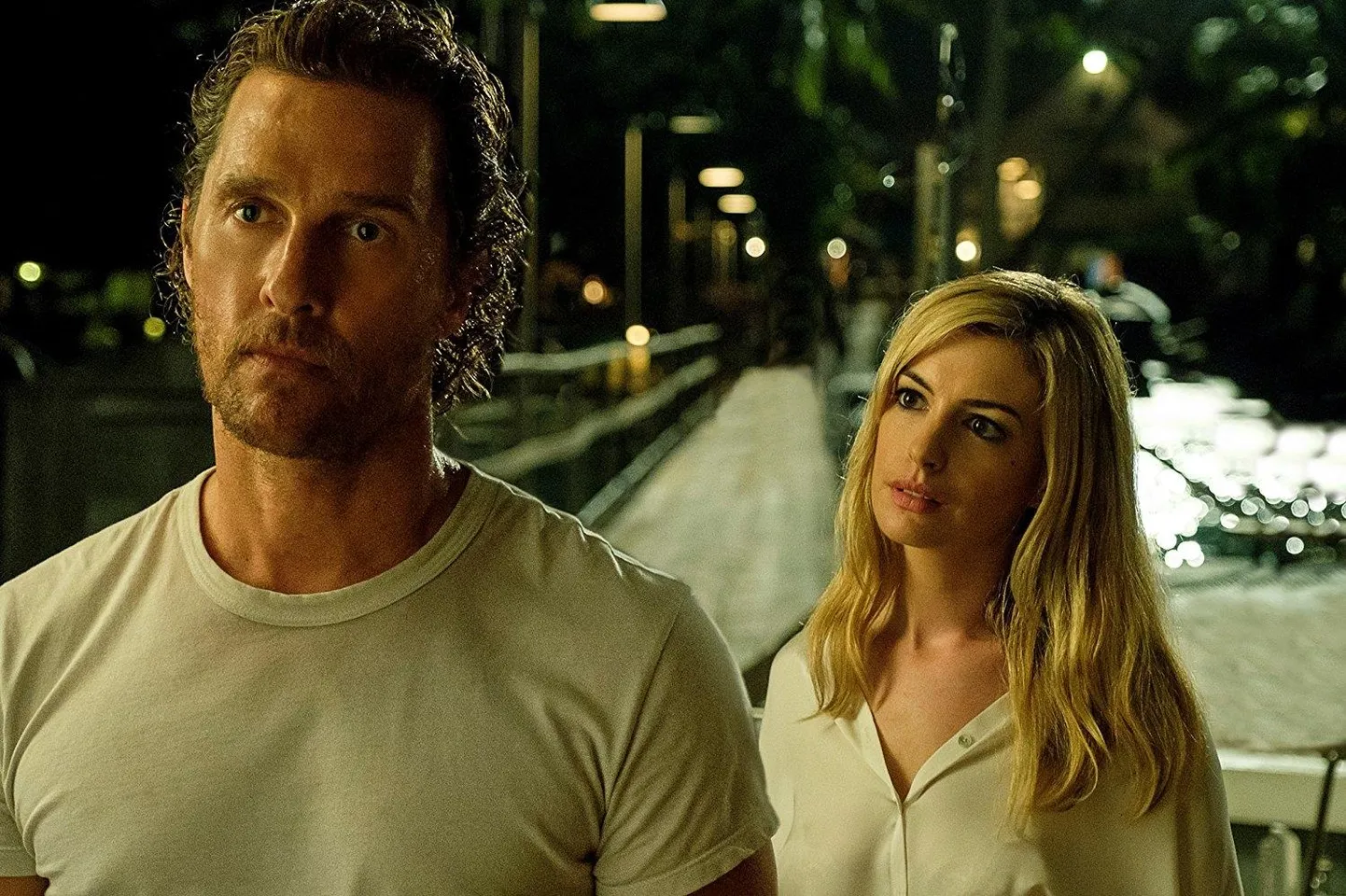 Karen (Anne Hathaway) masseerib Bakerit (Matthew McConaughey), et see ta mehe tapaks.