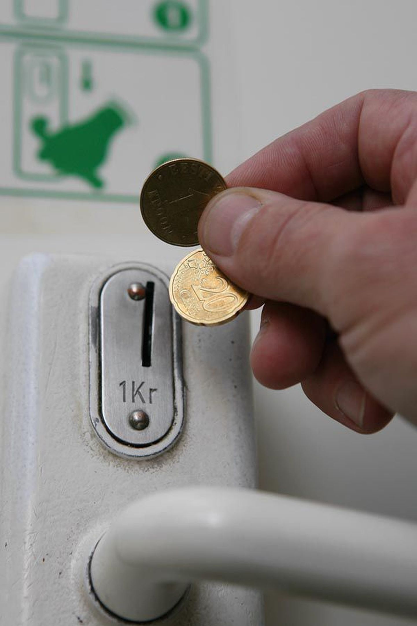 Kui osa ettevõtteid püüab kasutada euro tulekut hinnatõusu maskeerimiseks, siis mõnda sunnib rahareform hinda kergitama vastu tahtmist. Näiteks Centrumi tasulises WC-s käimise eest tuleb uuel aastal senise krooni asemel maksta üle kolme korra rohkem, sest 20 eurosendist väiksemat münti ei tunne seade ära.