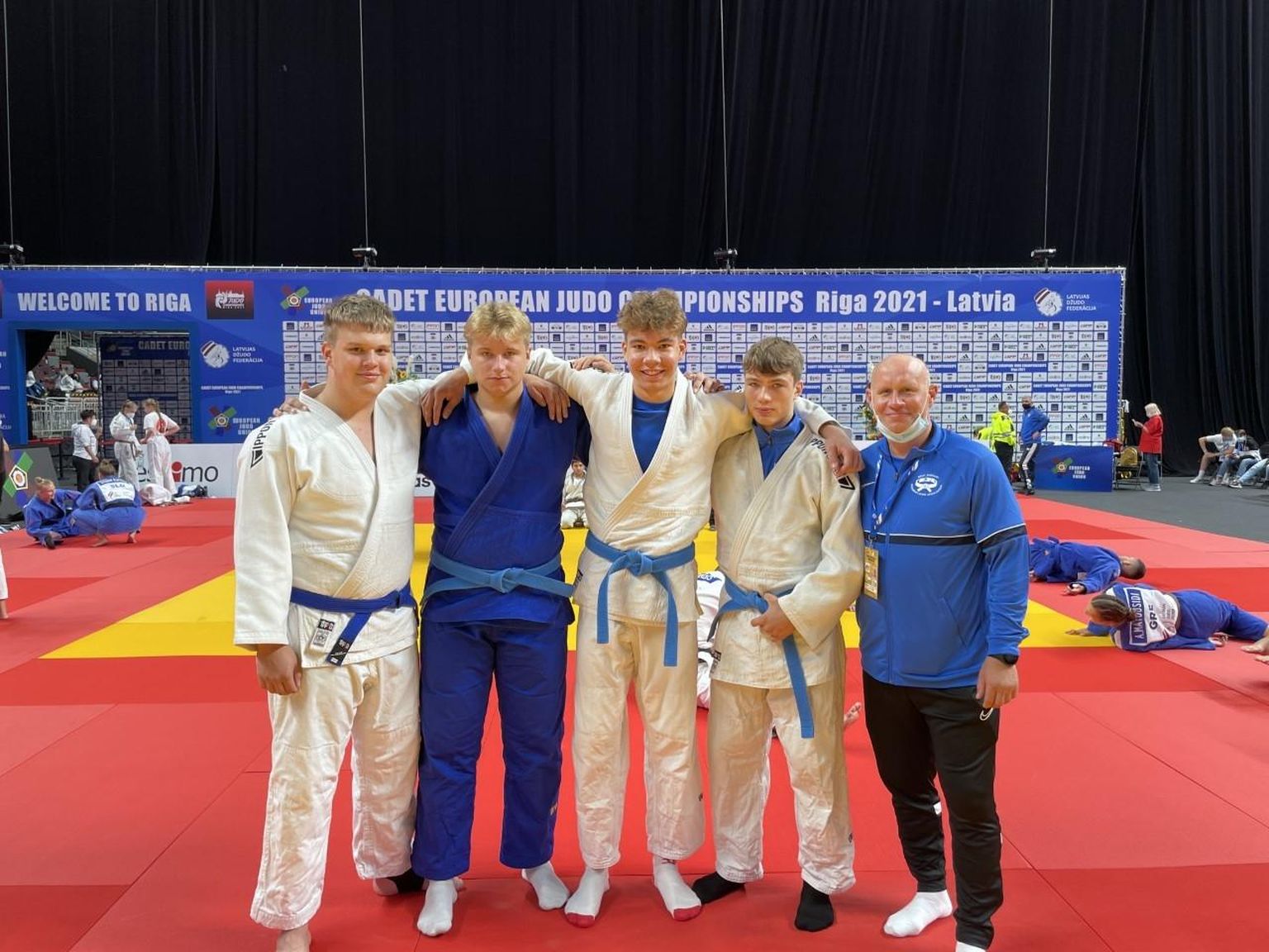 Tartu noored judokad enne Euroopa meistrivõistluste matše. Pildil Samuel Mikk (vasakult), Kabriel Kirna, Jakob Vares, Karl-Johannes Pilt ja treener Priit Berg.