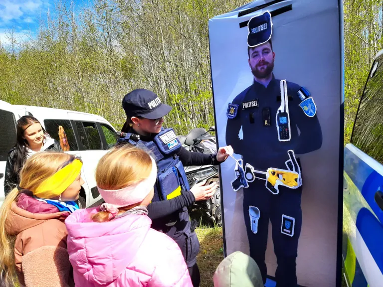 Lastel oli põnev paigutada politseiniku igapäevavarustust maketile.