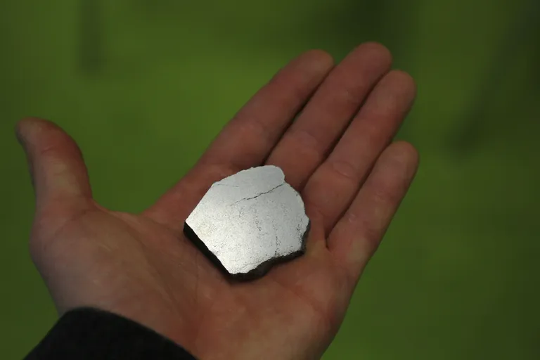 Merivälja «UFO-objekti» poleeritud tükk, mille analüüsi põhjal TTÜ teadlased näitasid, et tegemist on inimtekkelise materjaliga.
