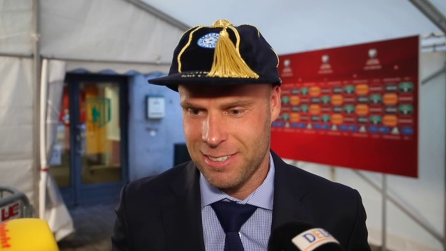 Joel Lindpere 2015. aasta juulis pärast mängu San Marinoga. Müts kõneleb selget keelt - Eesti koondise eest on peetud sada kohtumist.