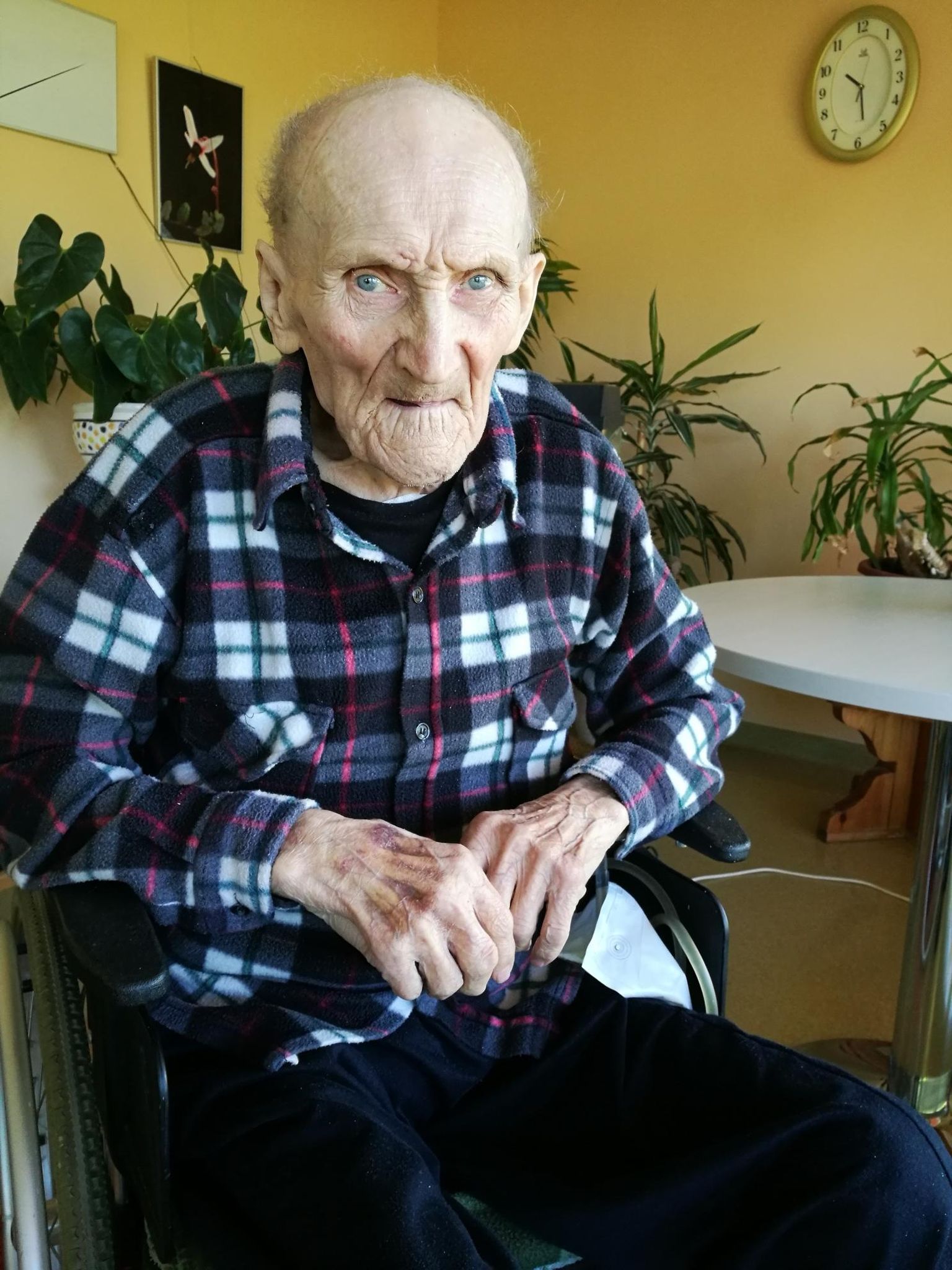 Robert-Rudolf Volki kutsuvad lapselapsed Rutsiks ja kaitseliidu võitluskaaslased Robiks. Kõik räägivad temast kui väga südist ja rõõmsast mehest.