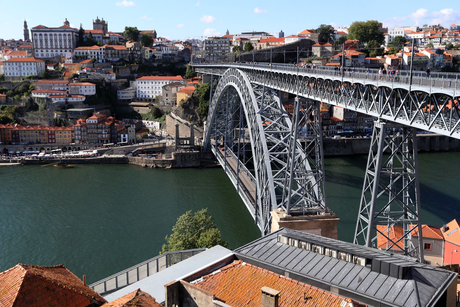 Turist hüppas alla Portos asuvalt Dom Luís I sillalt.