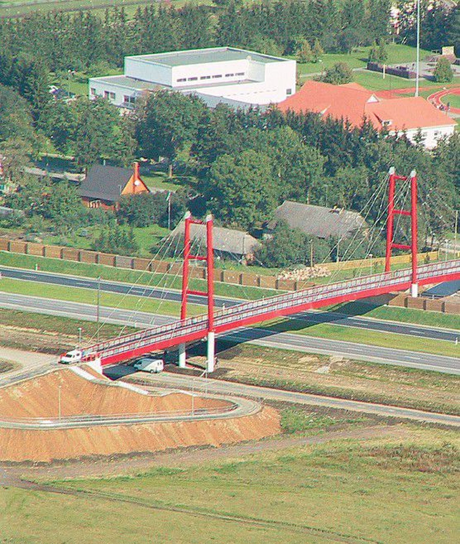 124 meetri pikkune jalakäijate sild avardab kohalike jalameeste võimalusi Eesti liikluse ühest          tuiksoonest üle saada.