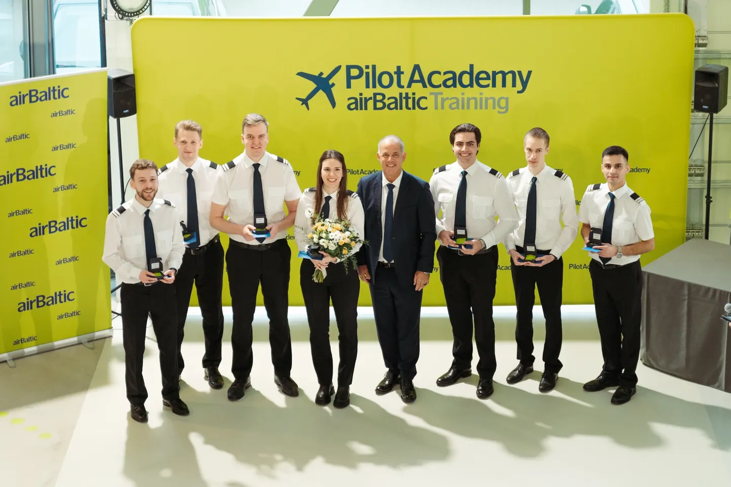 "airBaltic" Pilotu akadēmiju absolvējuši septiņi studenti.