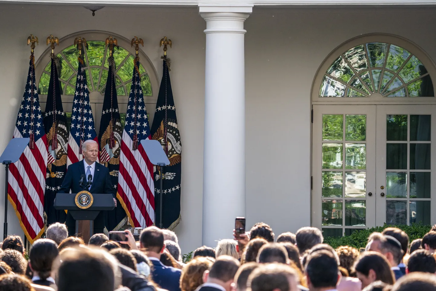 USA president Joe Biden Valge Maja roosiaias kõnelemas.