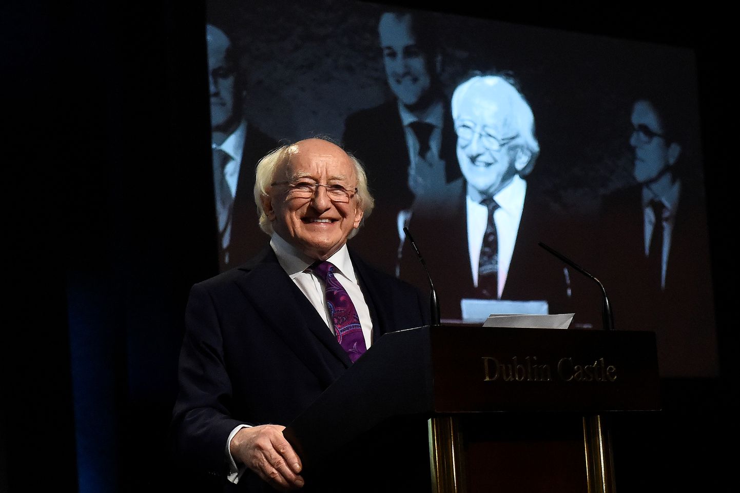 Iiri president Michael Higgins laupäeval pärast valimisvõitu kõnet pidamas.