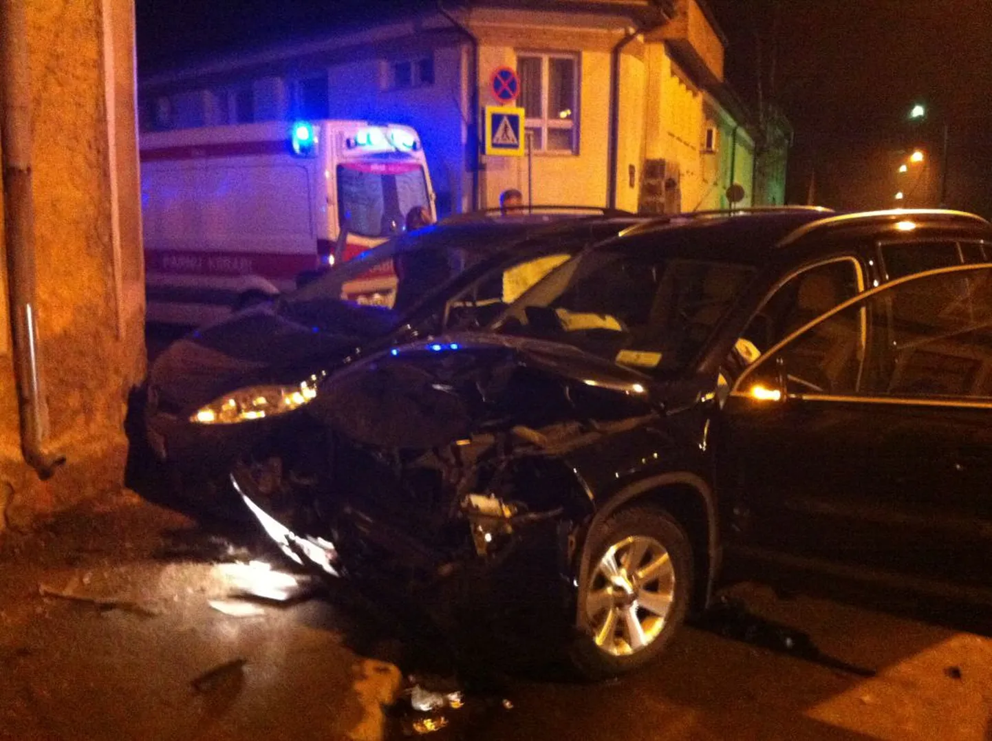 Pärnus Laia ja Vingi tänava ristmikul põrkasid kokku sõiduautod Mazda ja Volkswagen.