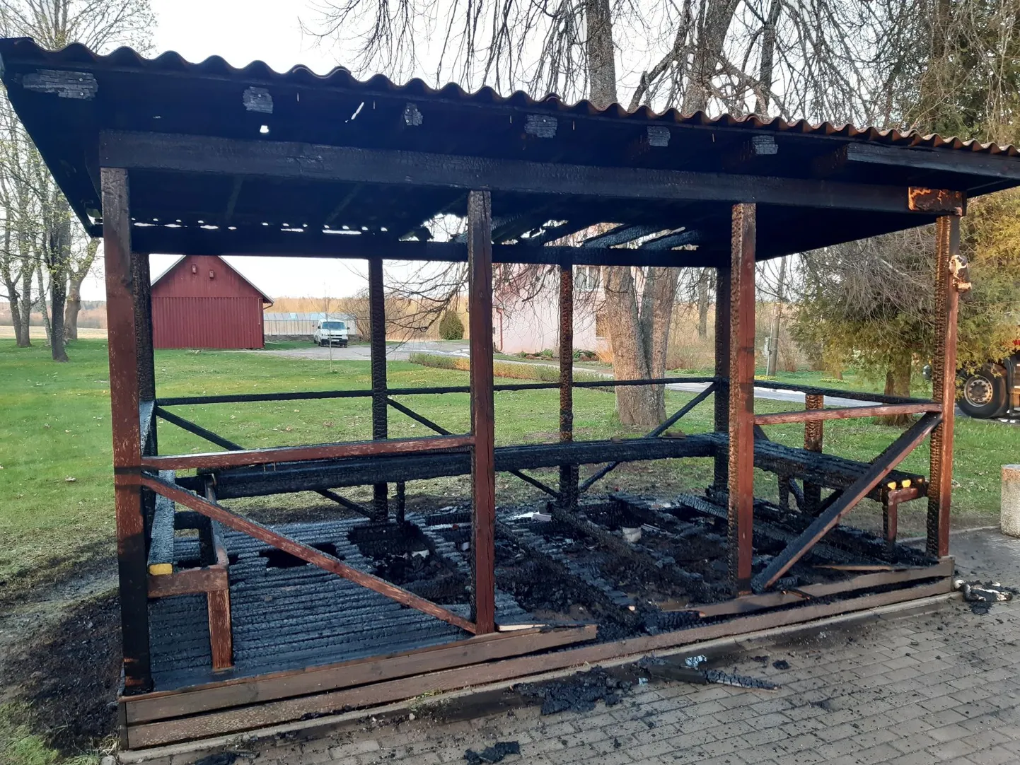 Söestunud paviljon hooldekodu juures.