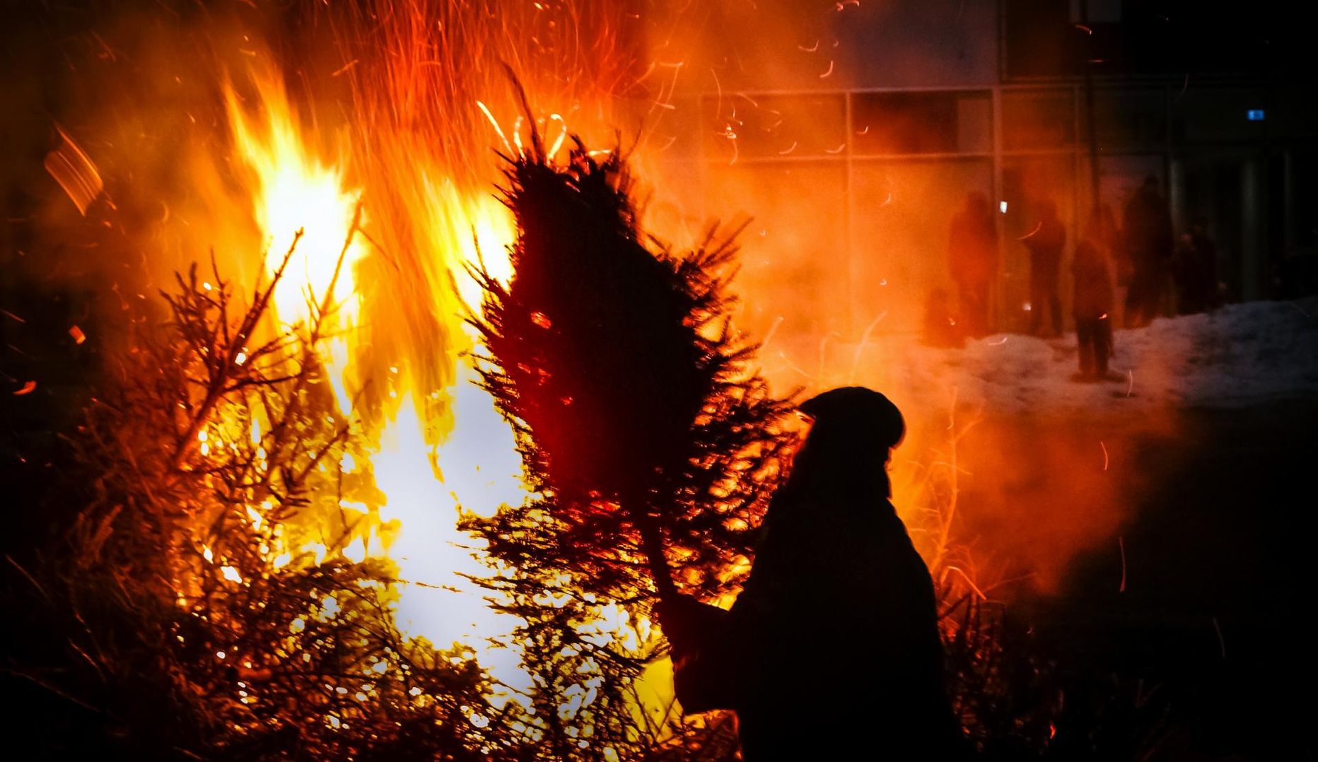 Pärnus toimub kuuseinstallatsiooni põletamine Decora kaupluse taga laadaplatsil.