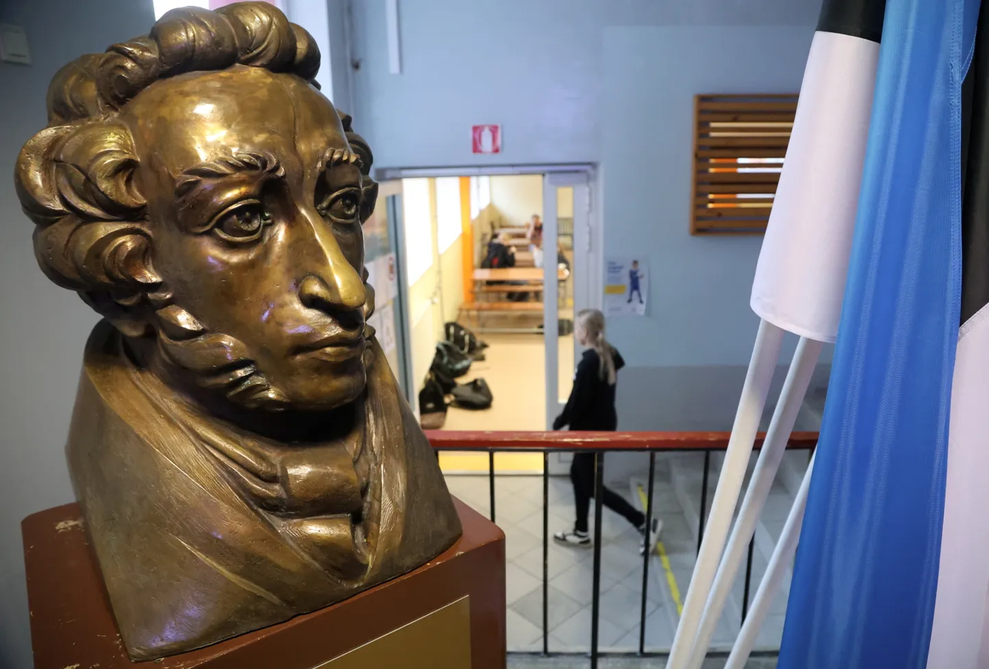 Uue aasta alguses kaob koolimaja koridorist ka Vene luuletaja ja kirjaniku Aleksander Puškini büst. See tagastatakse pidulikult skulptorile.