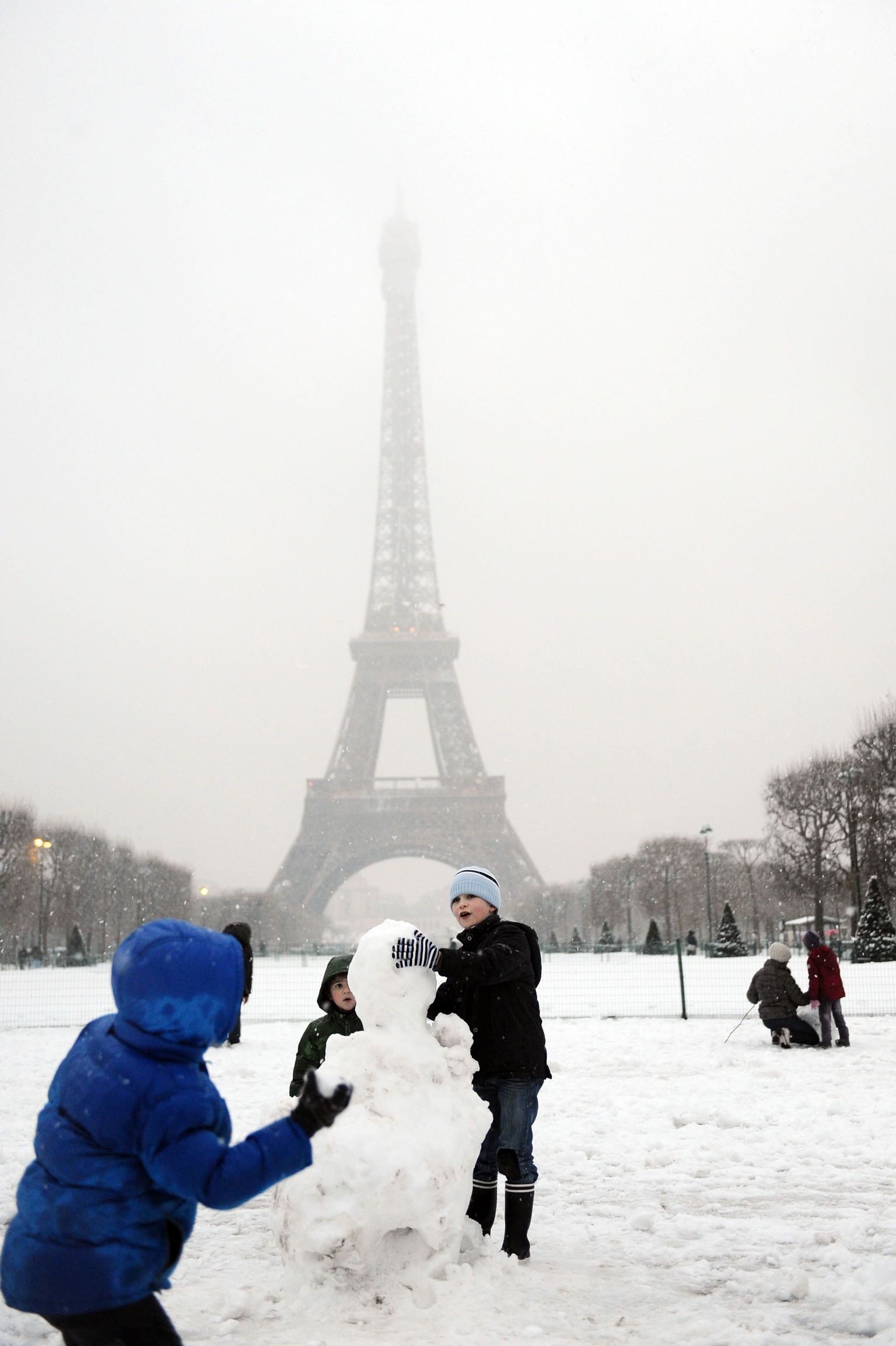 В Париже выпал снег.